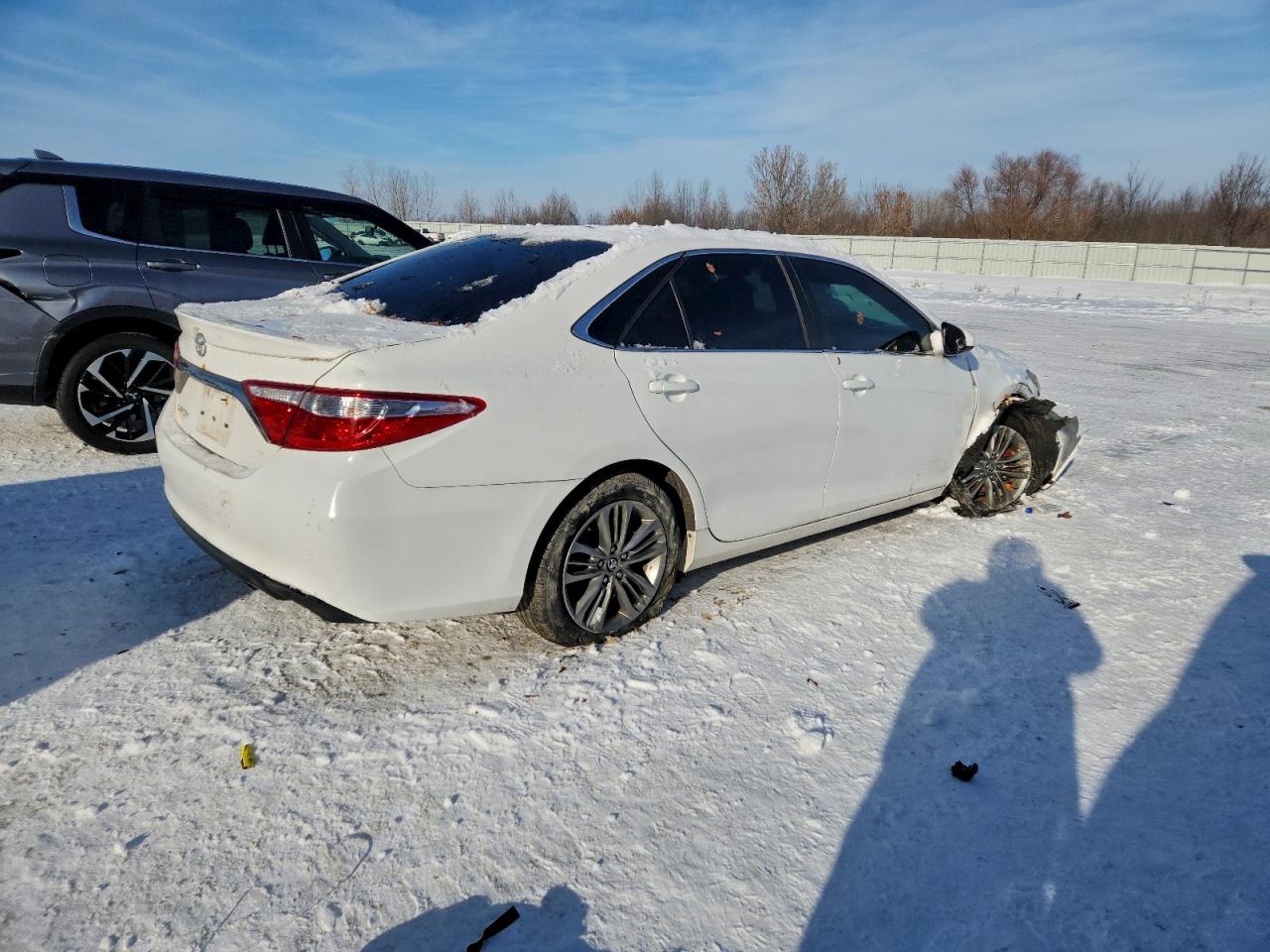 2016 TOYOTA CAMRY LE photo 3