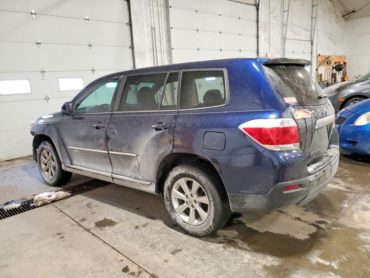 2011 TOYOTA HIGHLANDER BASE photo 2