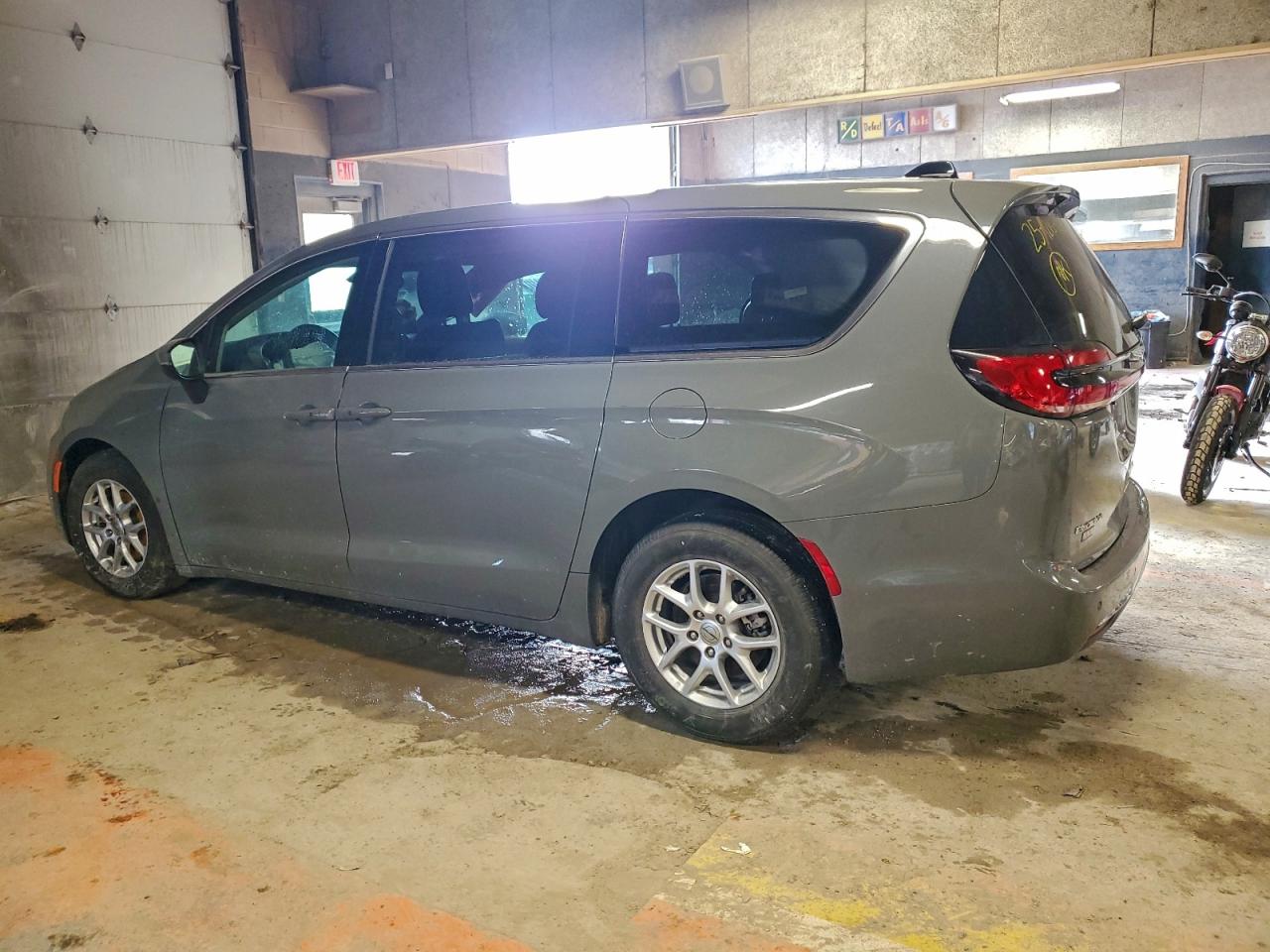 2023 CHRYSLER PACIFICA TOURING L photo 2