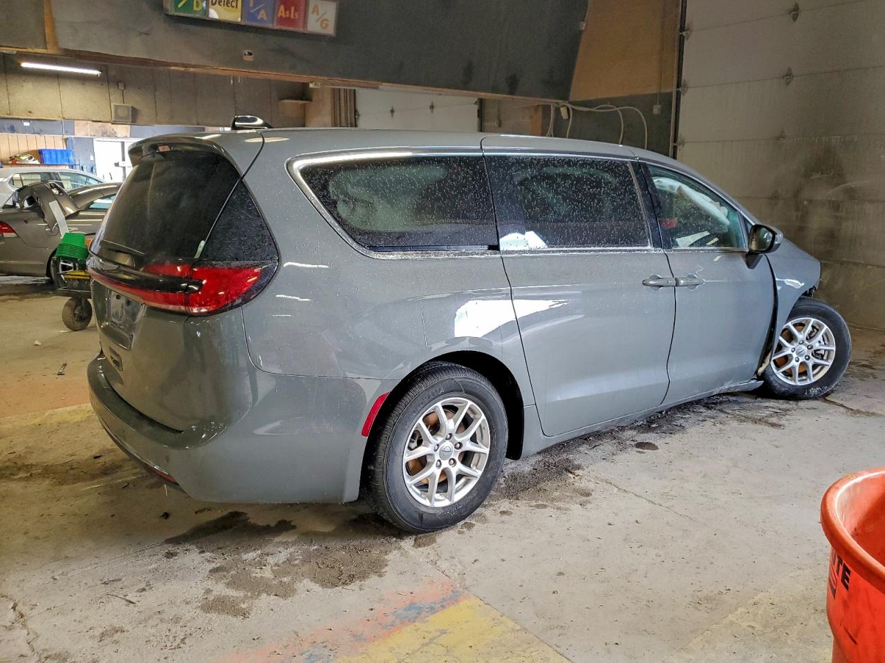 2023 CHRYSLER PACIFICA TOURING L photo 3
