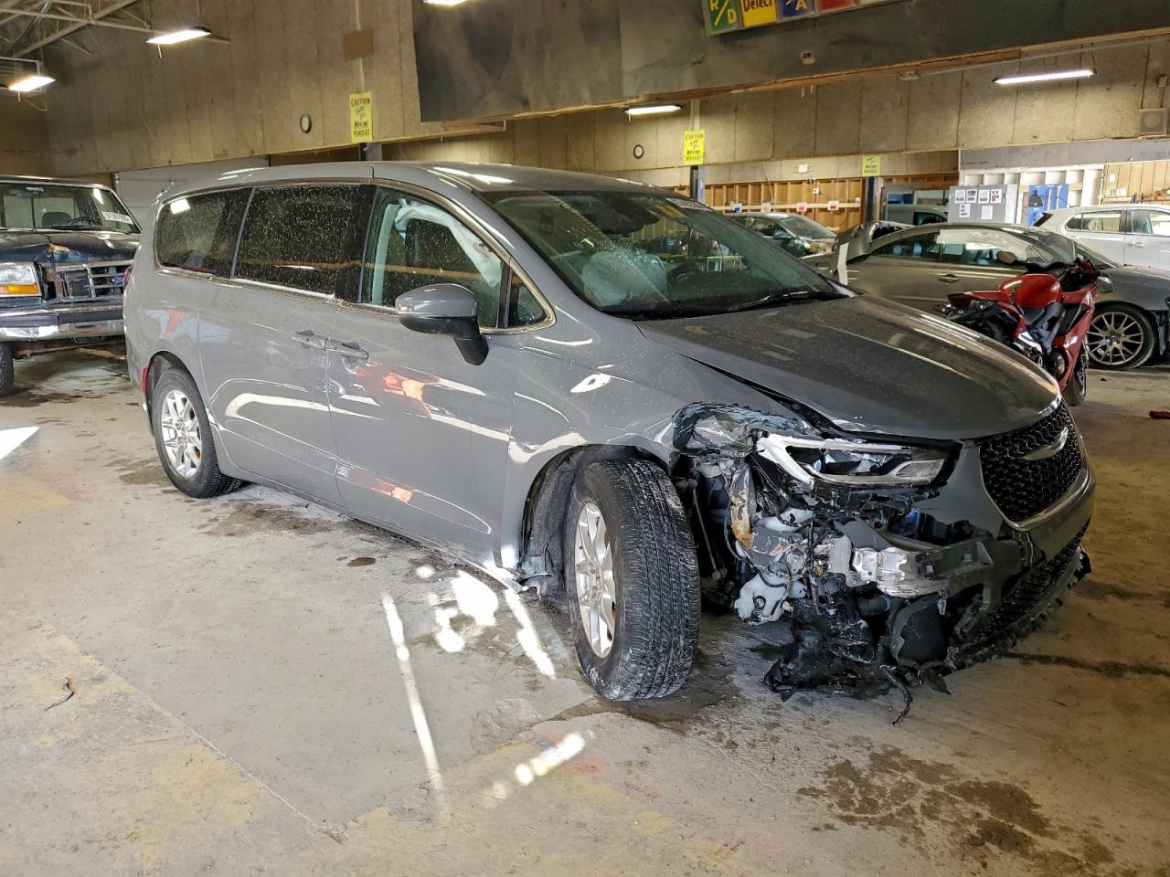 2023 CHRYSLER PACIFICA TOURING L photo 4