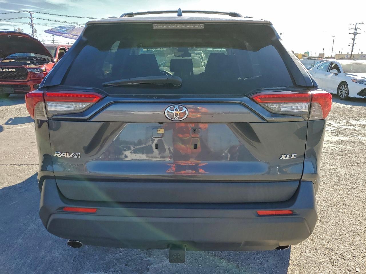 2019 TOYOTA RAV4 XLE photo 6