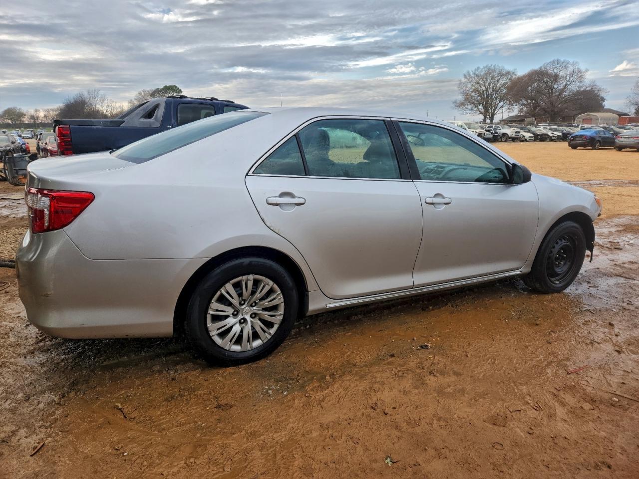 2014 TOYOTA CAMRY L photo 3