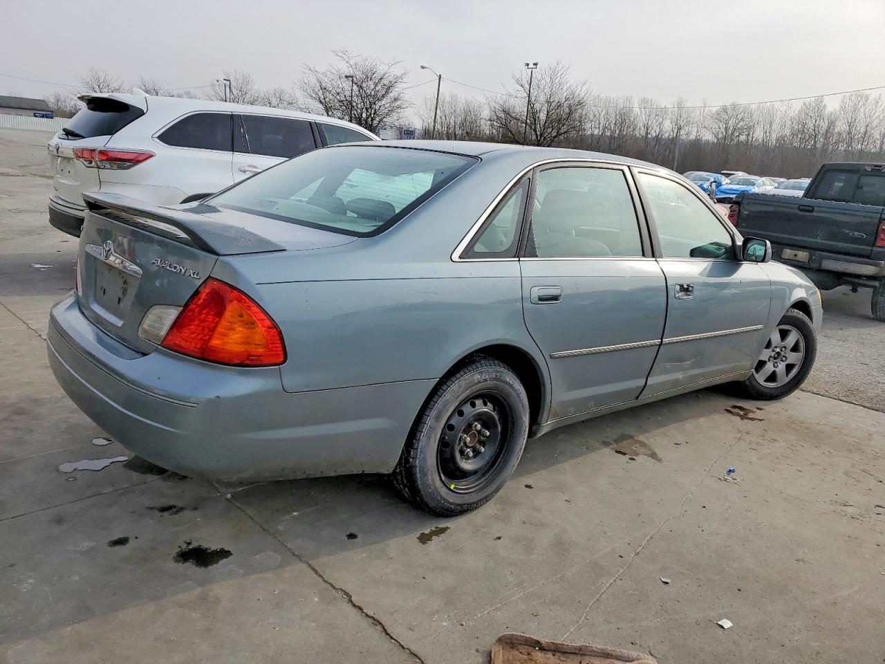 2002 TOYOTA AVALON XL photo 3