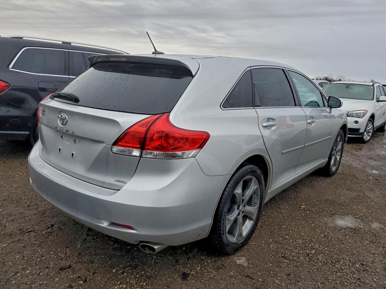 2011 TOYOTA VENZA photo 3