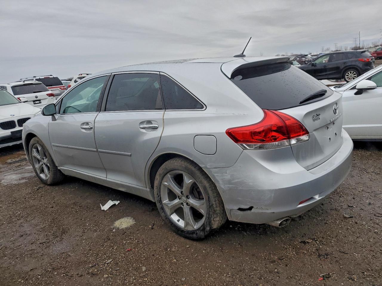 2011 TOYOTA VENZA photo 2