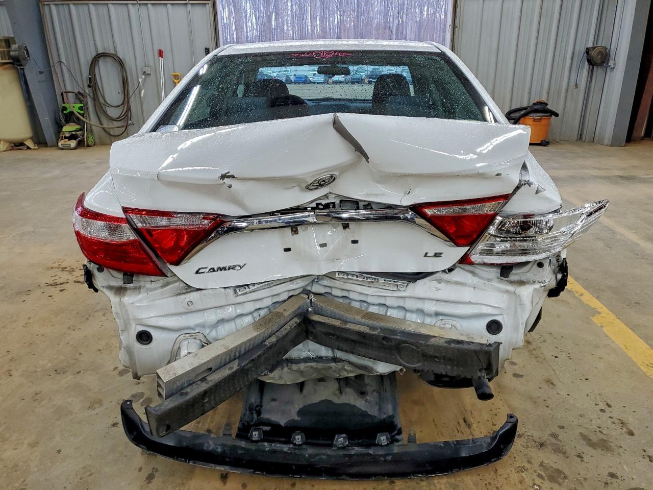 2017 TOYOTA CAMRY LE photo 6