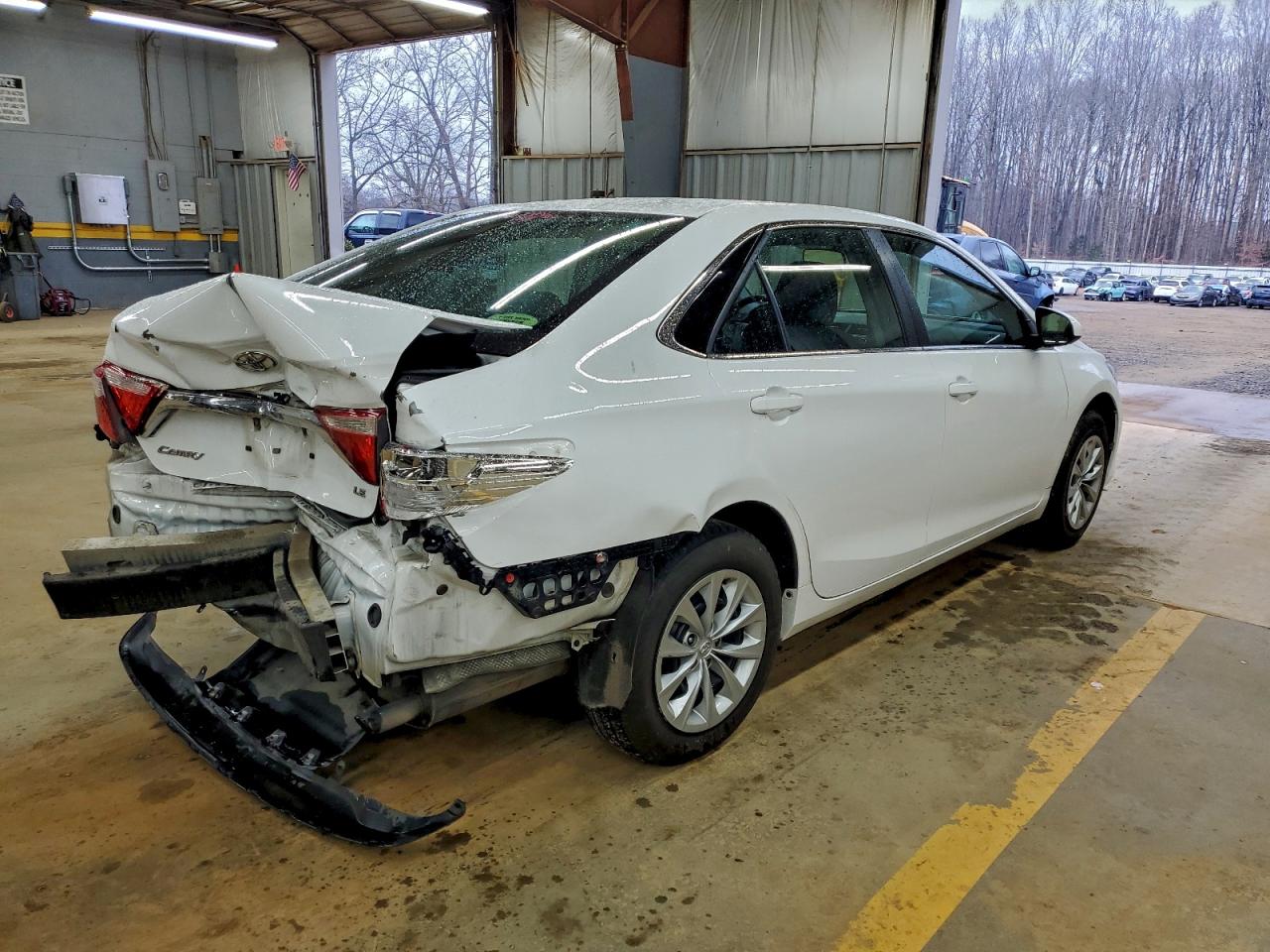 2017 TOYOTA CAMRY LE photo 3
