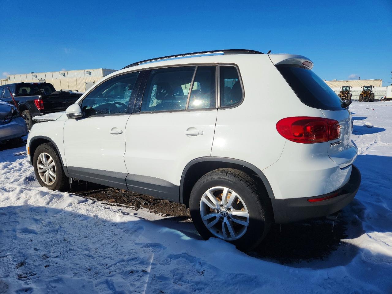 2016 VOLKSWAGEN TIGUAN S photo 2