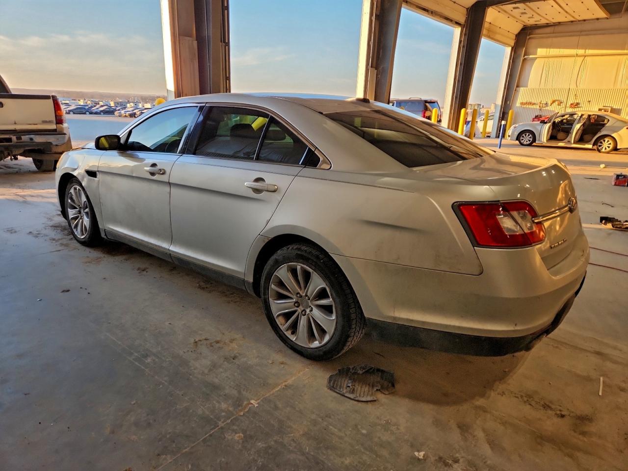 2010 FORD TAURUS LIMITED photo 2