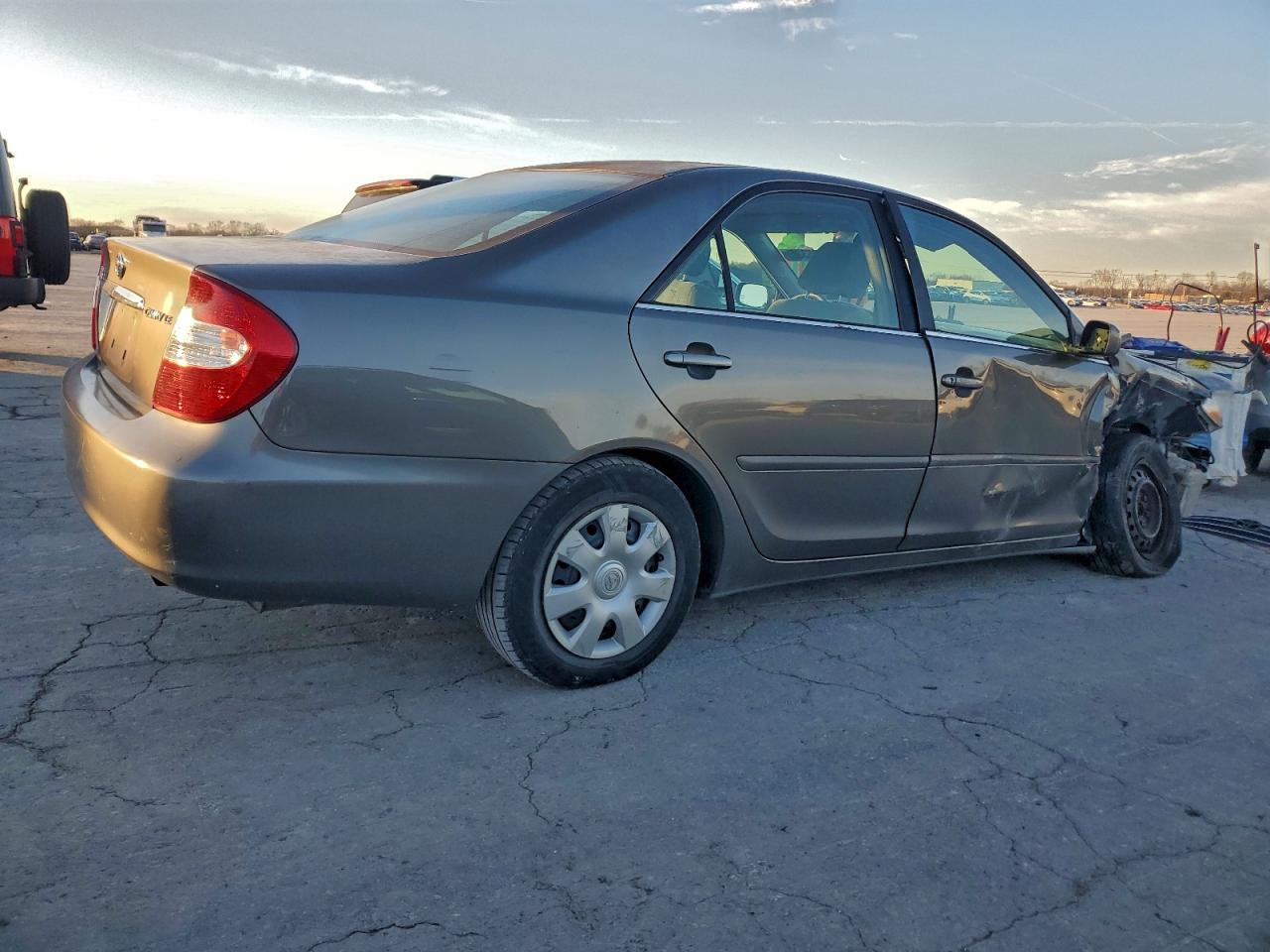 2004 TOYOTA CAMRY LE photo 3