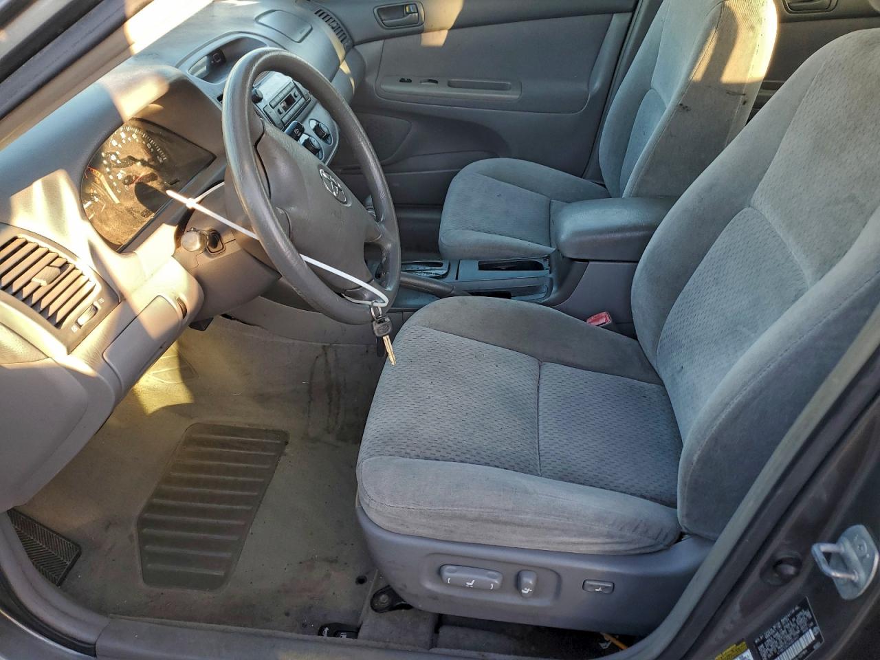 2004 TOYOTA CAMRY LE photo 7