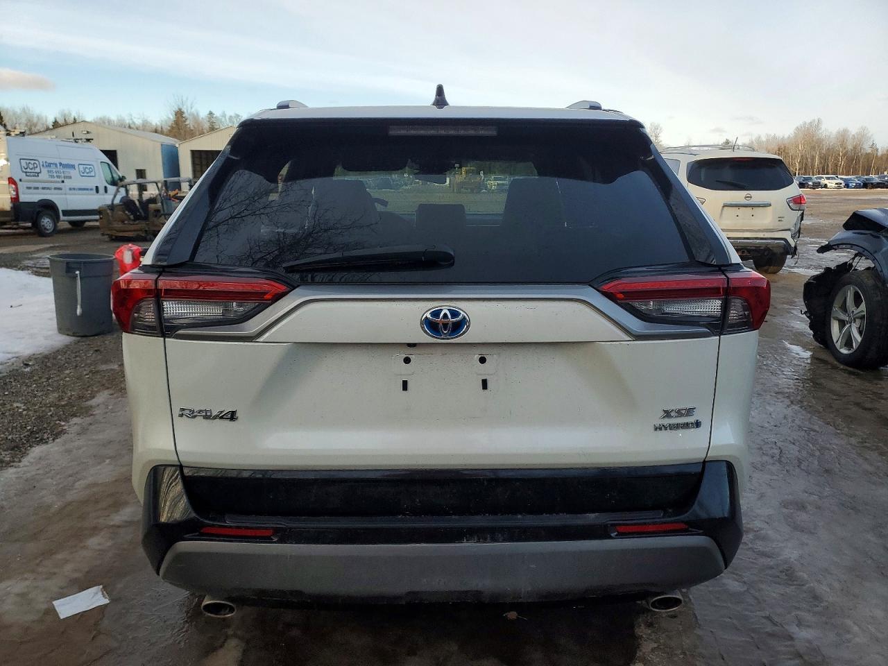 2021 TOYOTA RAV4 XLE photo 6