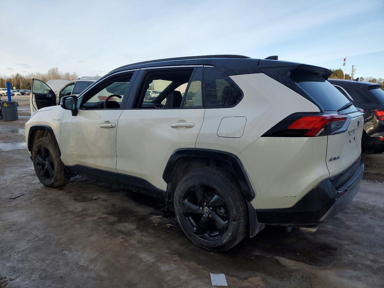 2021 TOYOTA RAV4 XLE photo 2