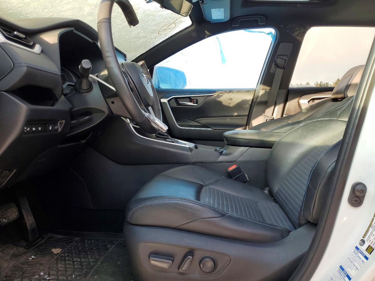 2021 TOYOTA RAV4 XLE photo 7