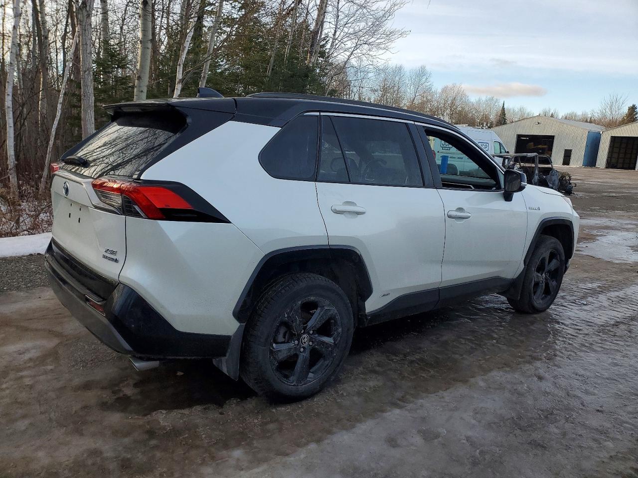 2021 TOYOTA RAV4 XLE photo 3