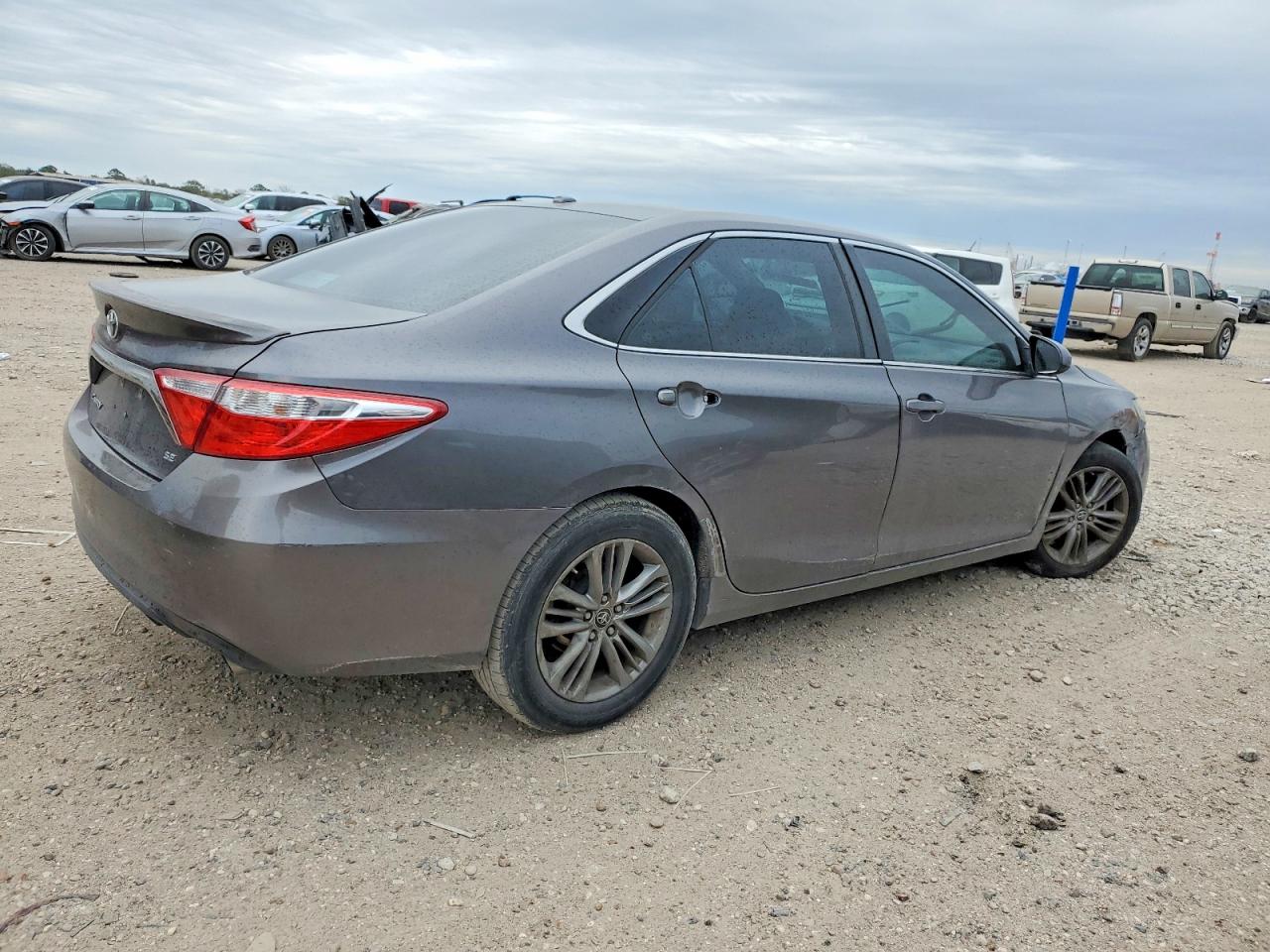 2015 TOYOTA CAMRY LE photo 3