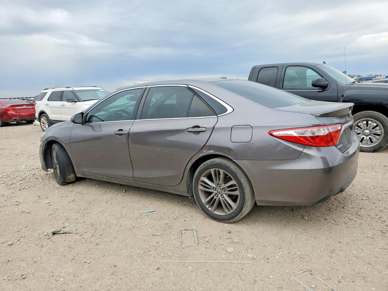 2015 TOYOTA CAMRY LE photo 2