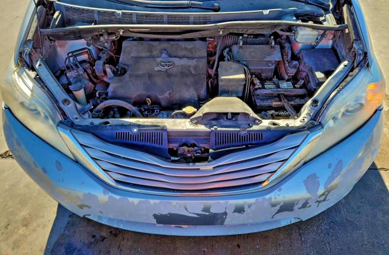 2016 TOYOTA SIENNA XLE 8-PASSENGER photo 12