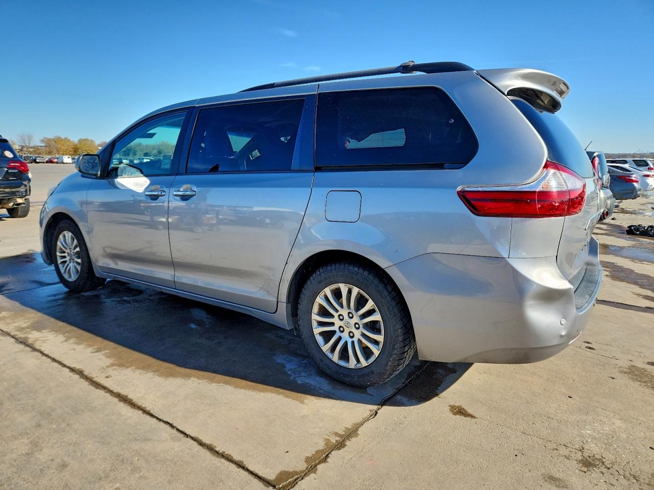2016 TOYOTA SIENNA XLE 8-PASSENGER photo 2