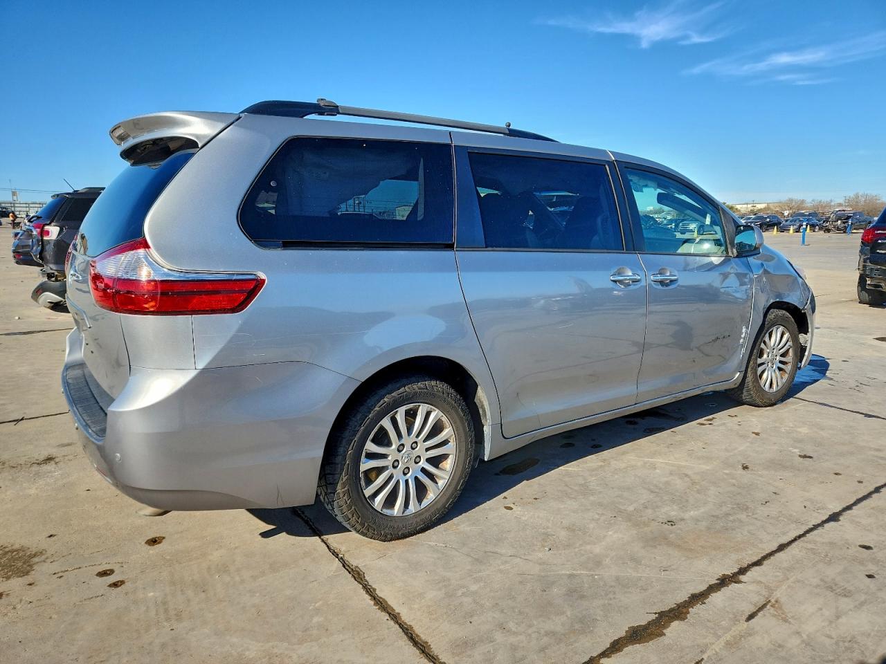 2016 TOYOTA SIENNA XLE 8-PASSENGER photo 3