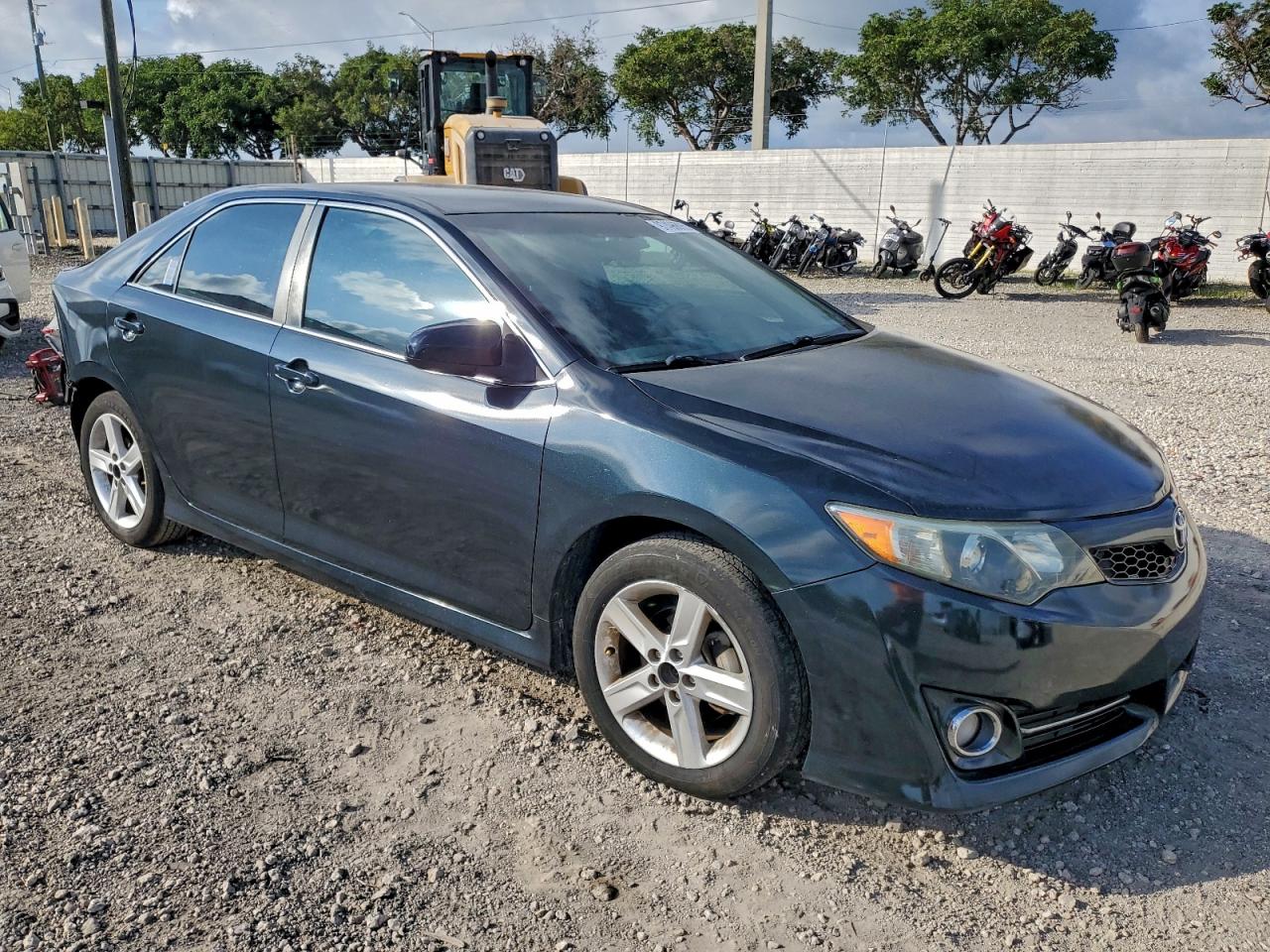 2014 TOYOTA CAMRY L photo 4