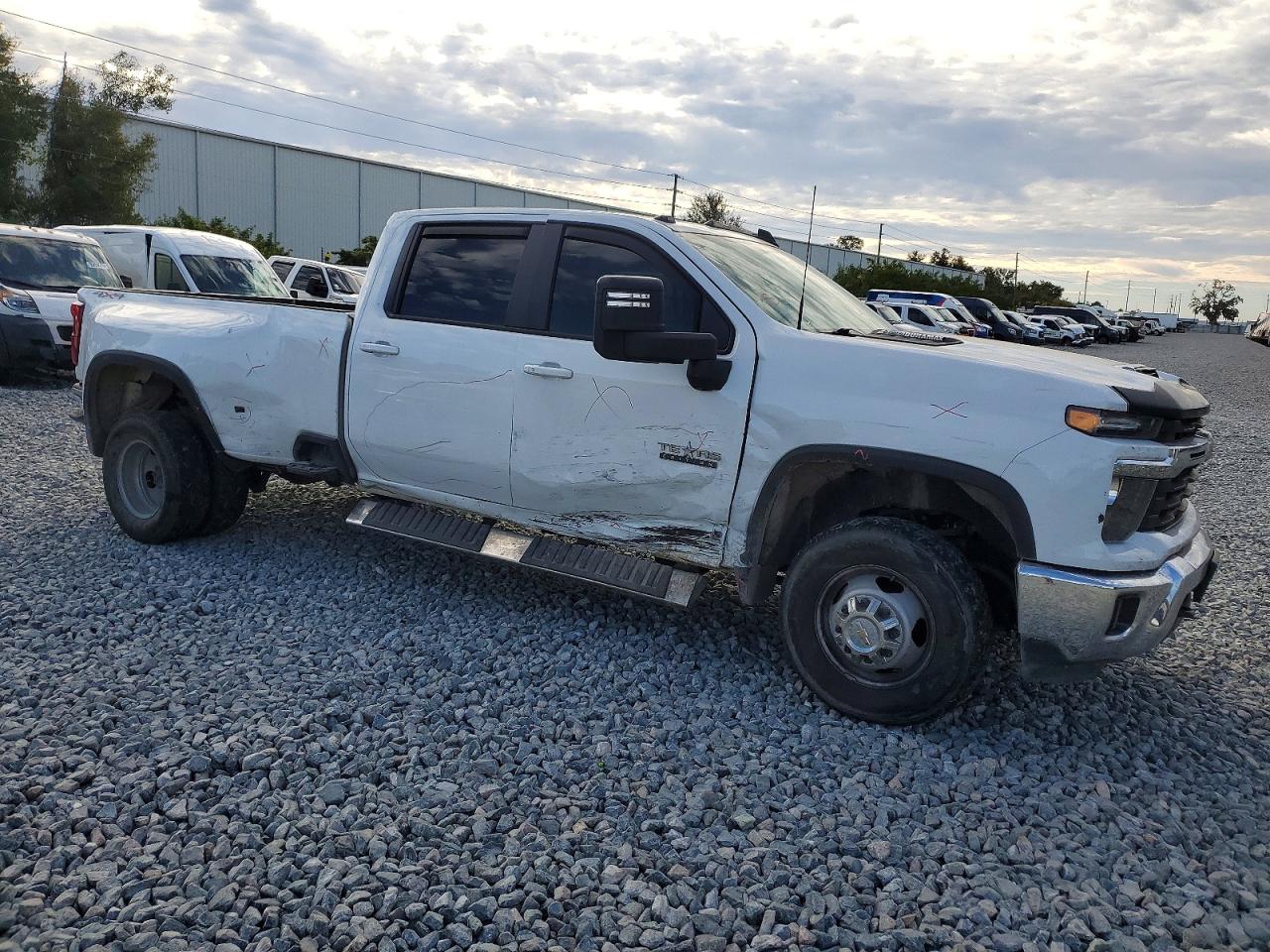 2024 CHEVROLET SILVERADO K3500 LT photo 4