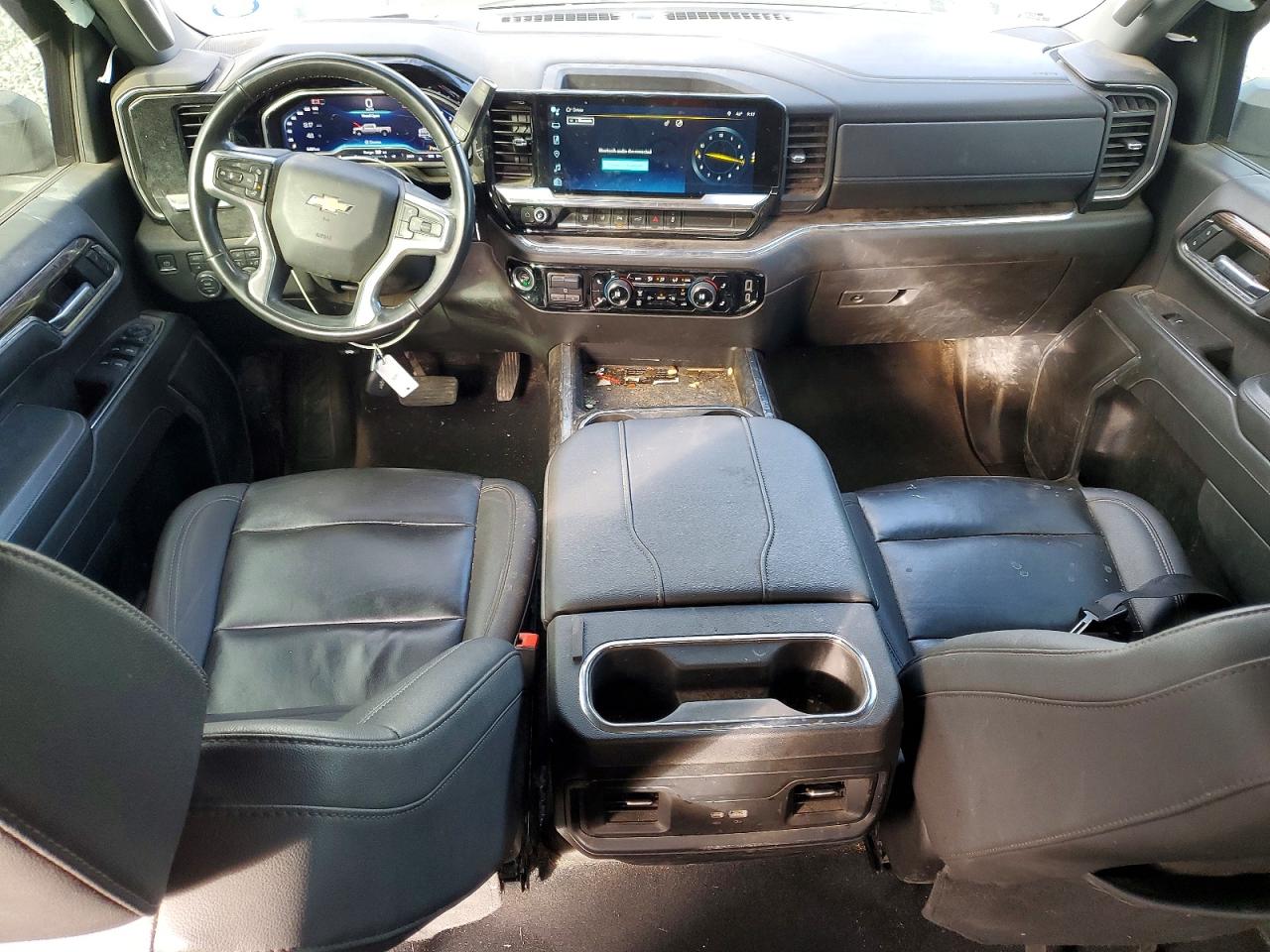 2024 CHEVROLET SILVERADO K3500 LT photo 8