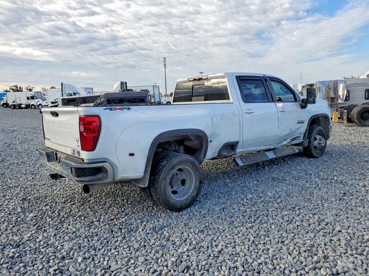 2024 CHEVROLET SILVERADO K3500 LT photo 3