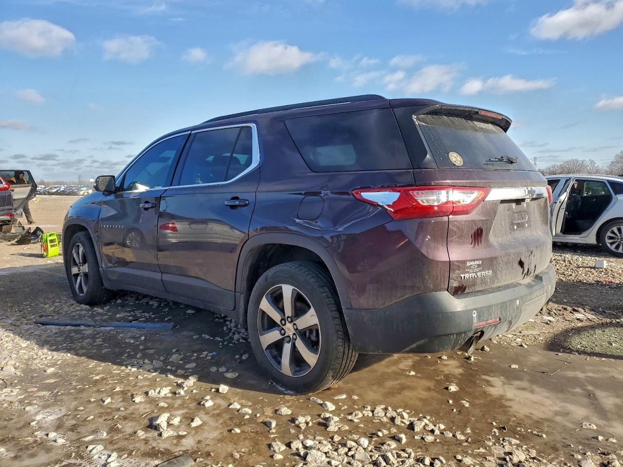 2019 CHEVROLET TRAVERSE LT photo 2