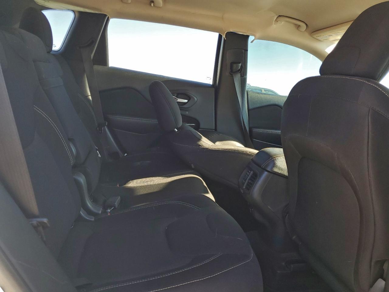 2016 JEEP CHEROKEE LATITUDE photo 10