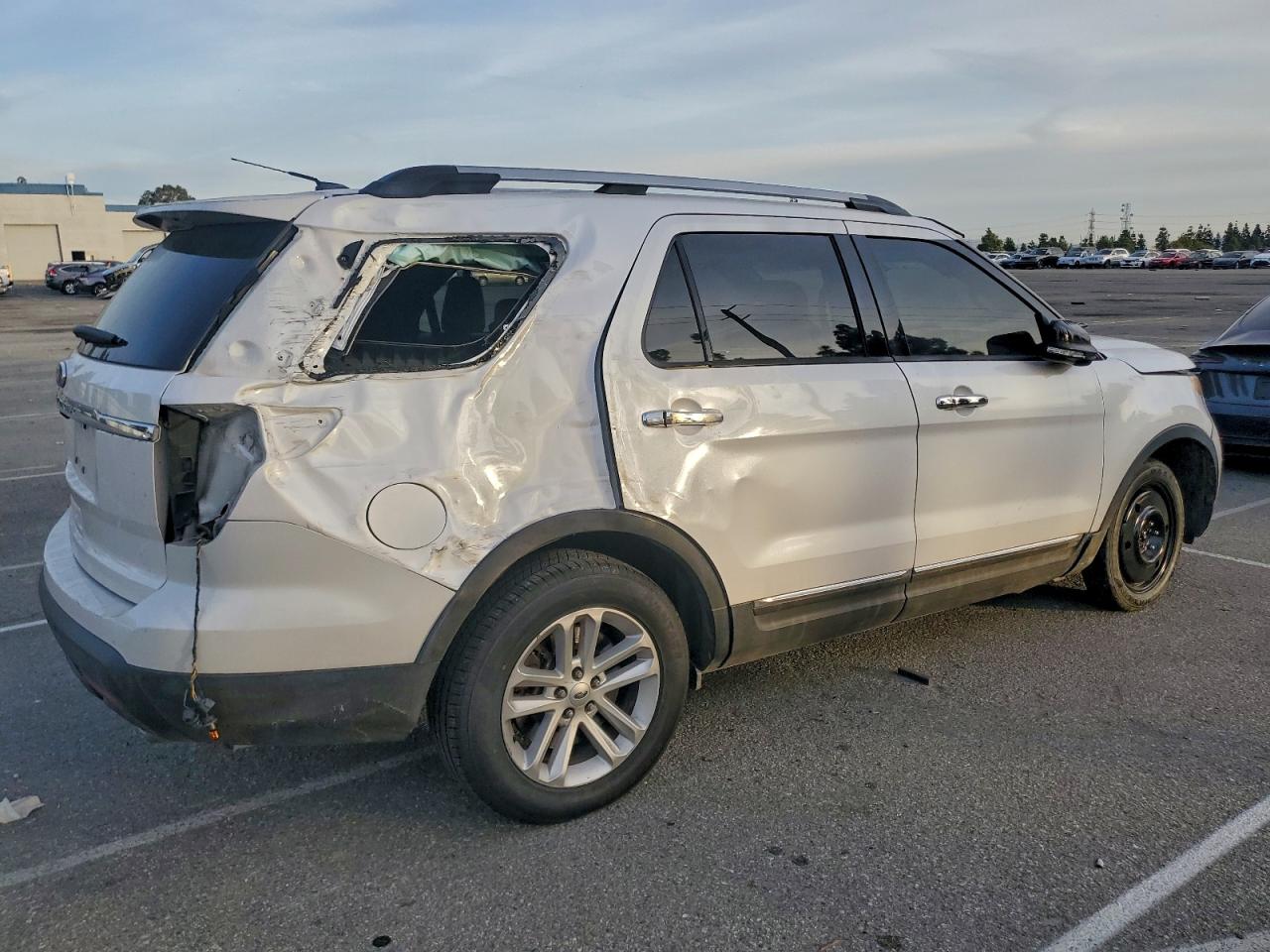 2015 FORD EXPLORER XLT photo 3