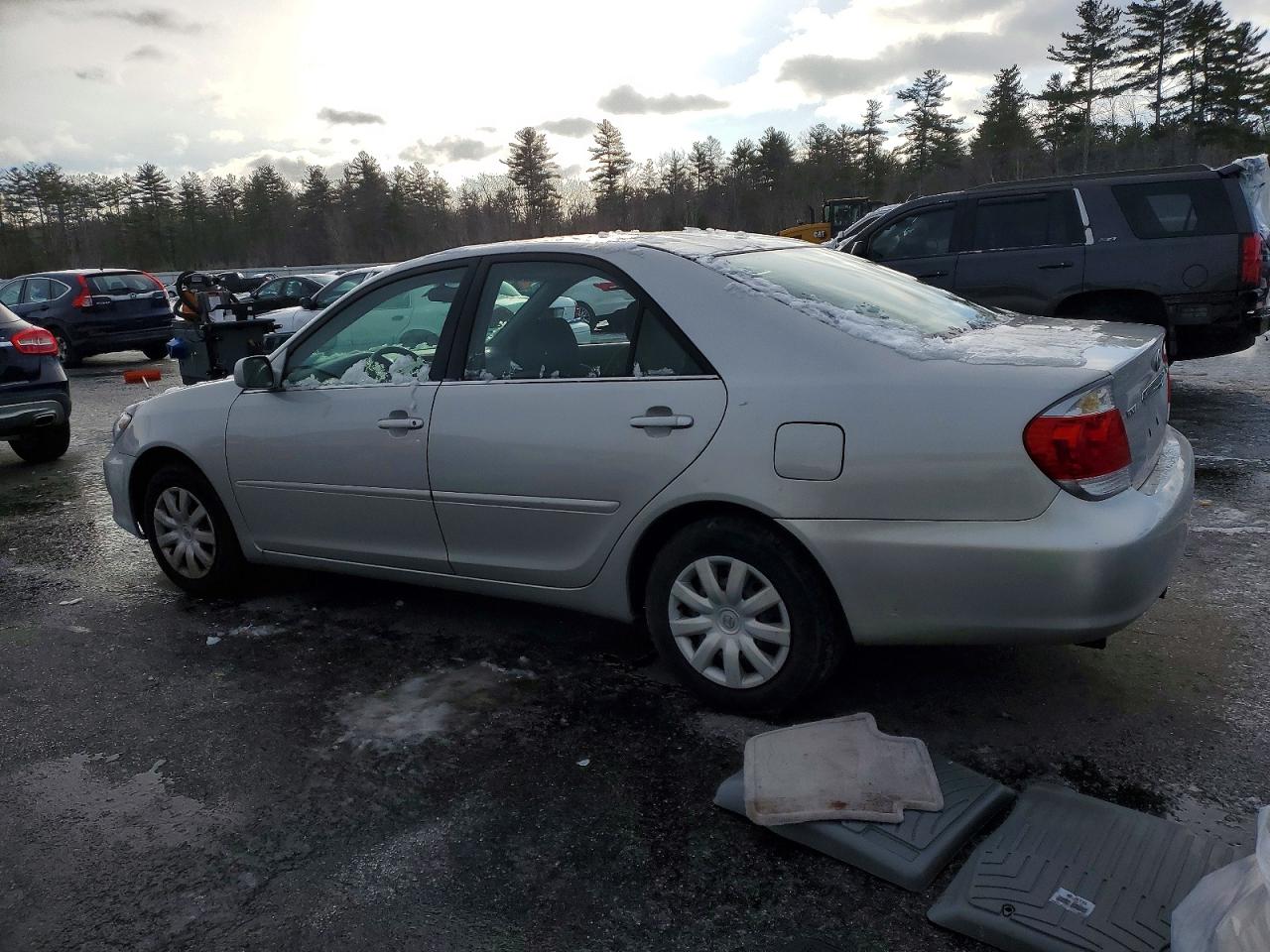2005 TOYOTA CAMRY LE photo 2