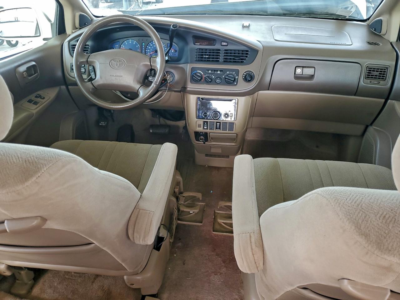 2002 TOYOTA SIENNA LE photo 8