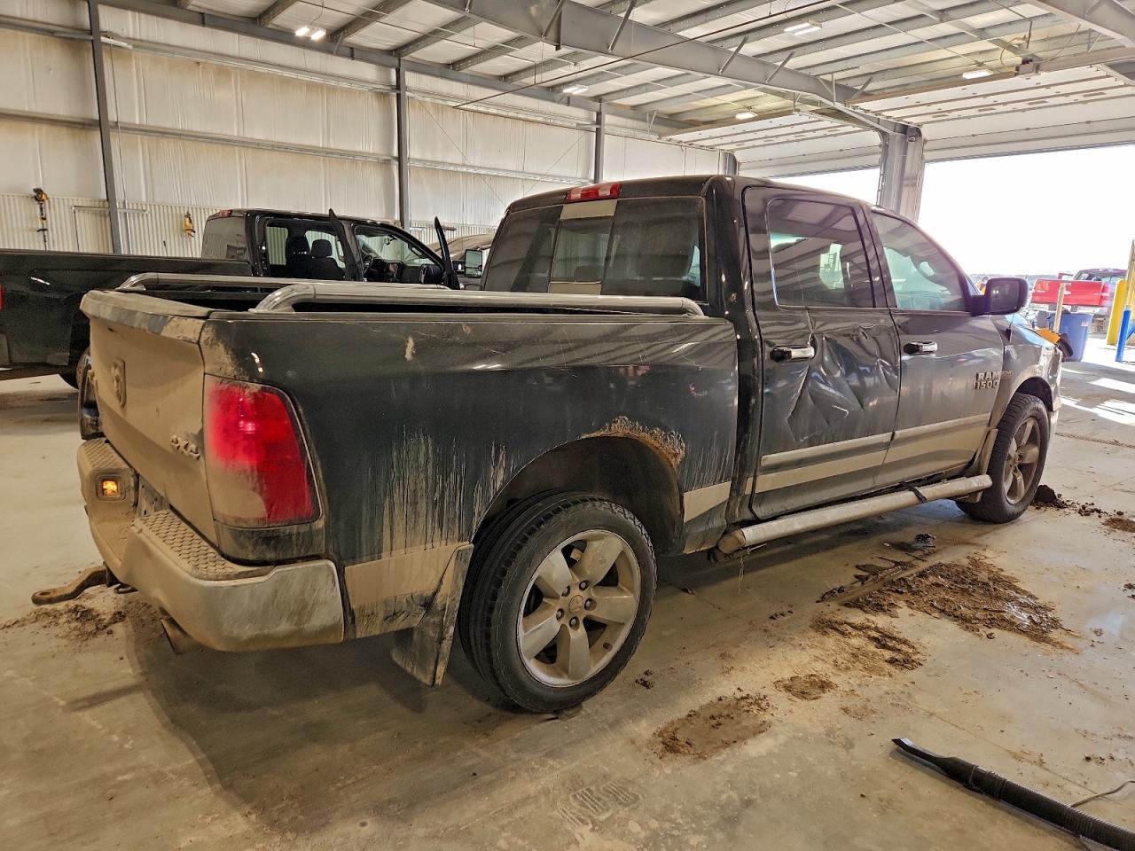 2015 RAM 1500 SLT photo 3
