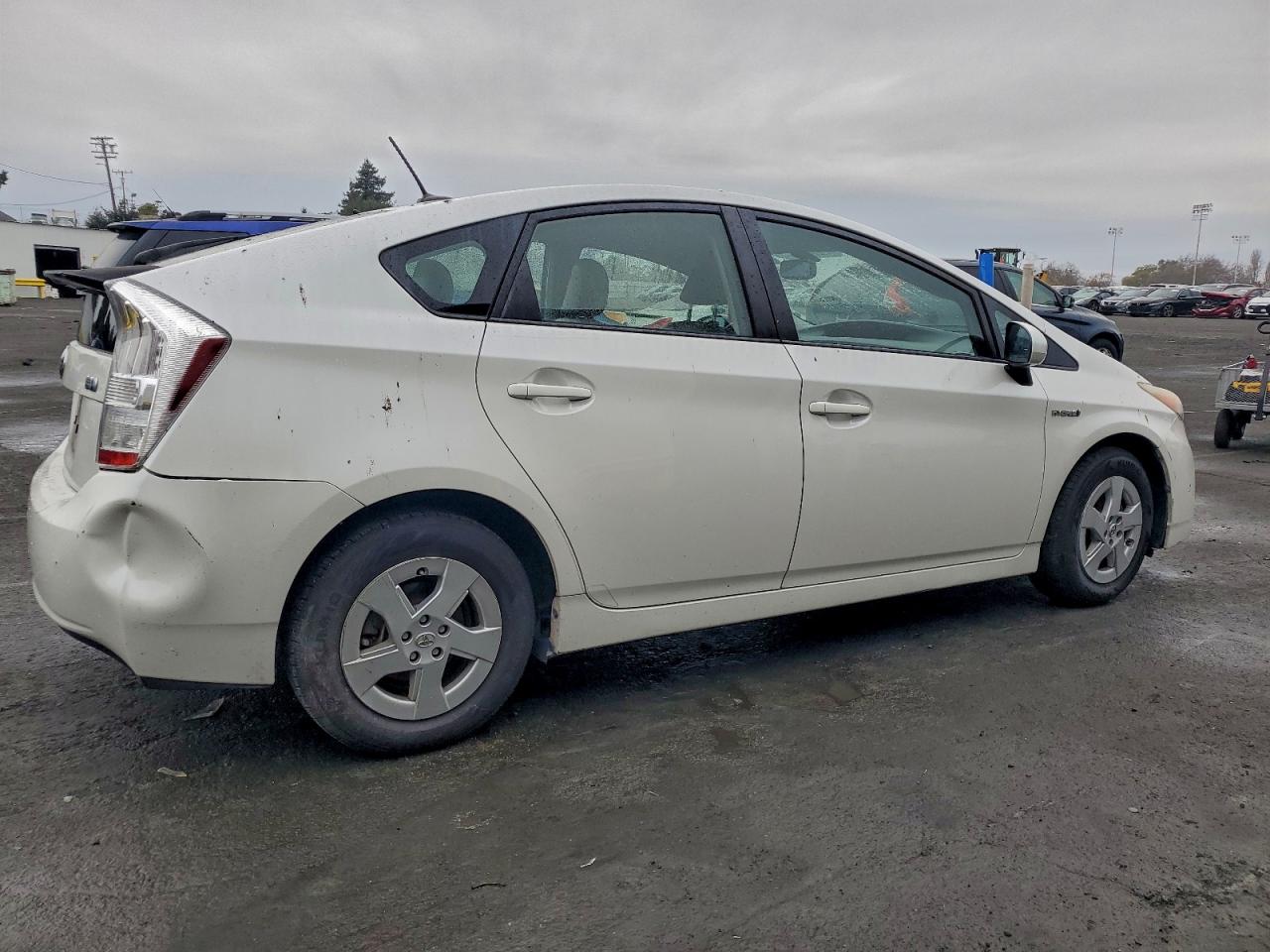 2011 TOYOTA PRIUS photo 3