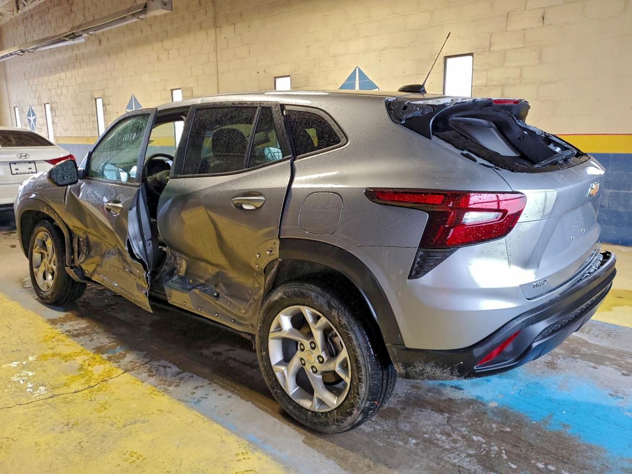 2025 CHEVROLET TRAX LS photo 2