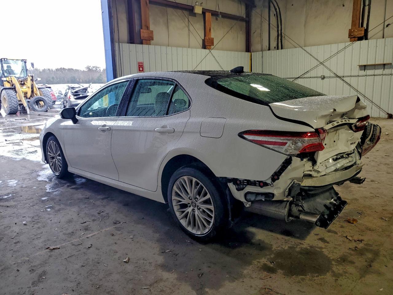 2019 TOYOTA CAMRY XSE photo 2