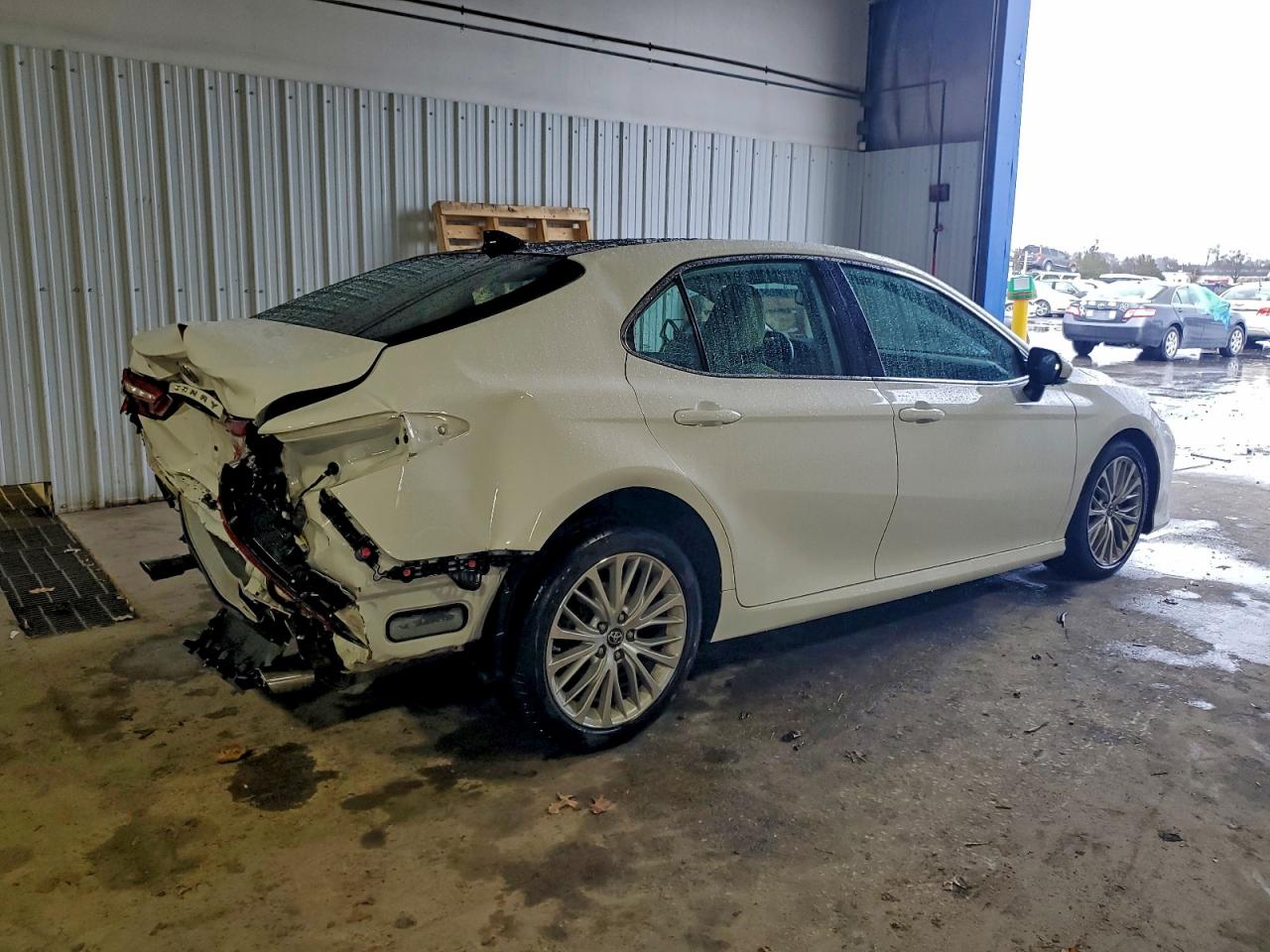 2019 TOYOTA CAMRY XSE photo 3