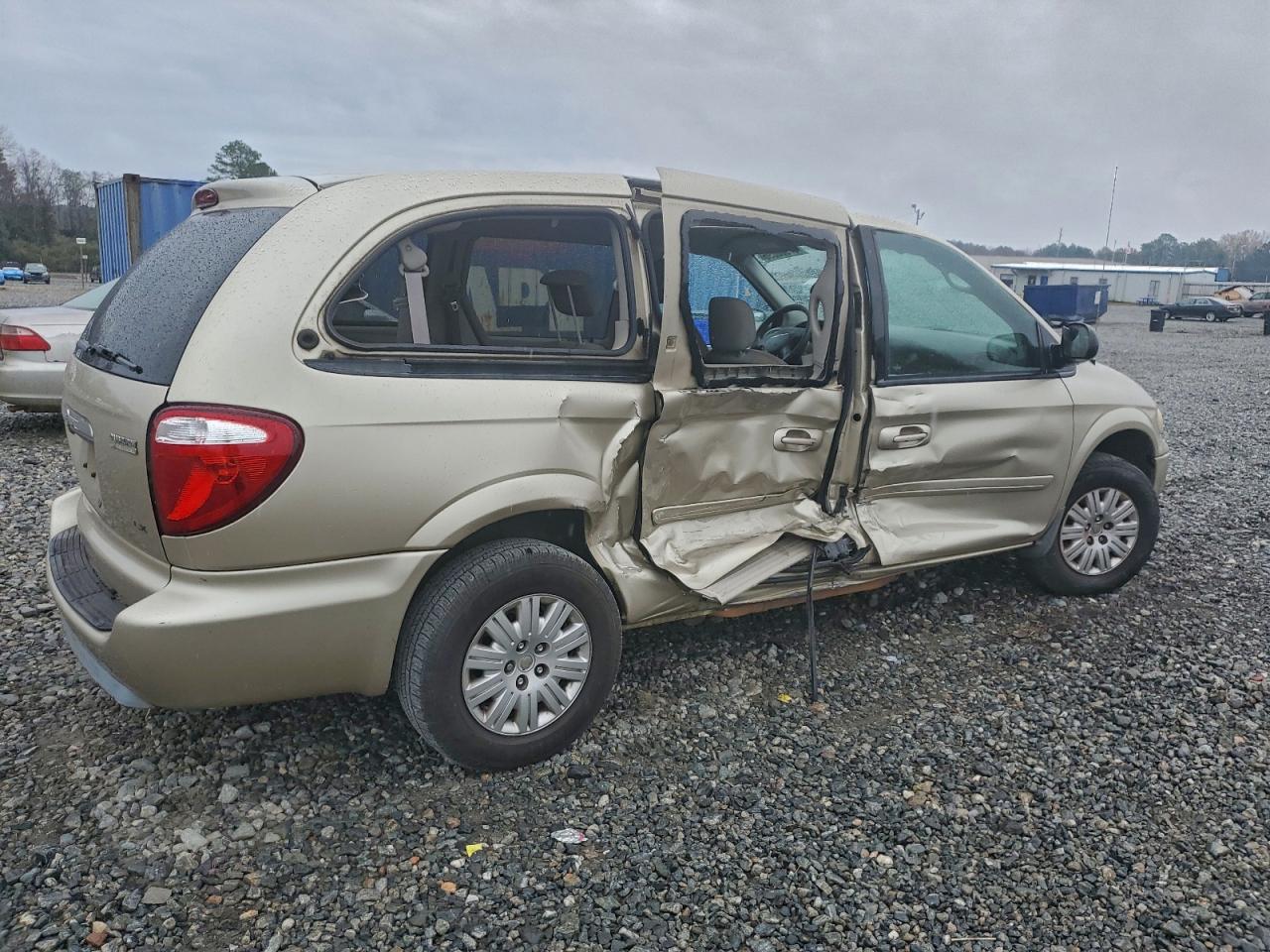 2006 CHRYSLER TOWN & COUNTRY LX photo 3