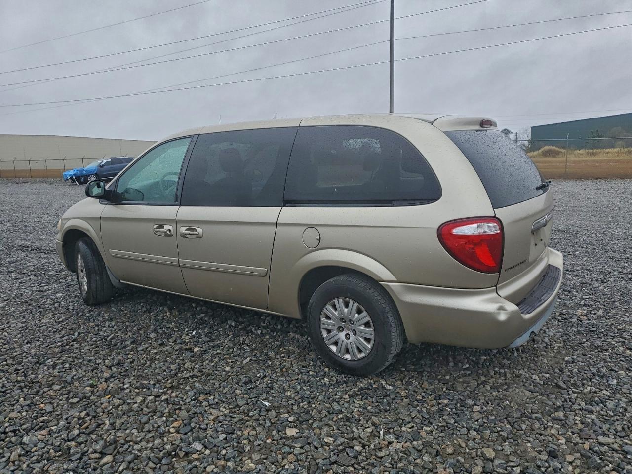 2006 CHRYSLER TOWN & COUNTRY LX photo 2