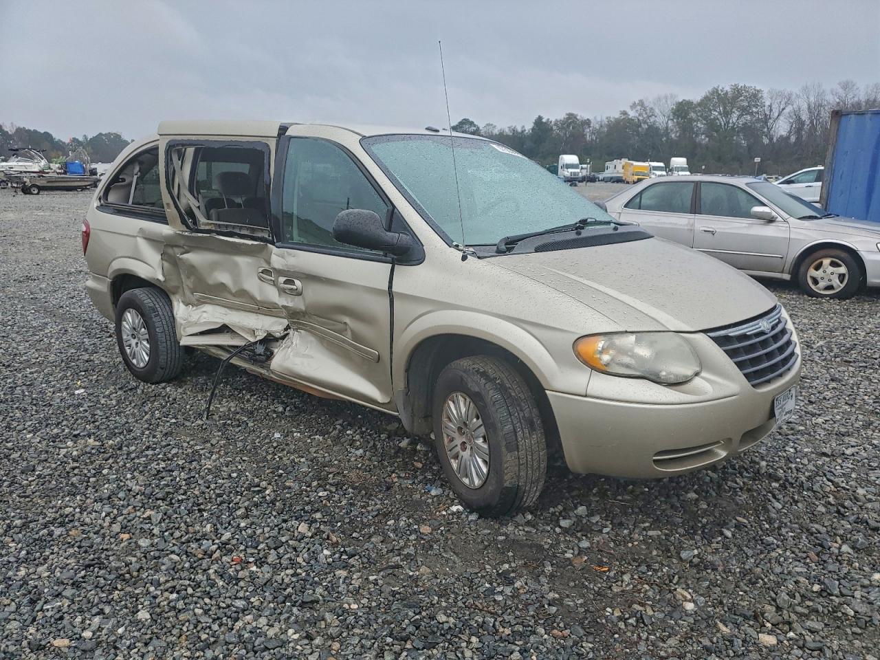 2006 CHRYSLER TOWN & COUNTRY LX photo 4