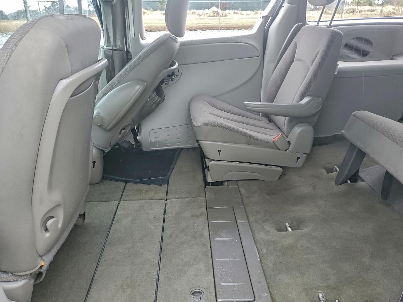 2006 CHRYSLER TOWN & COUNTRY LX photo 11