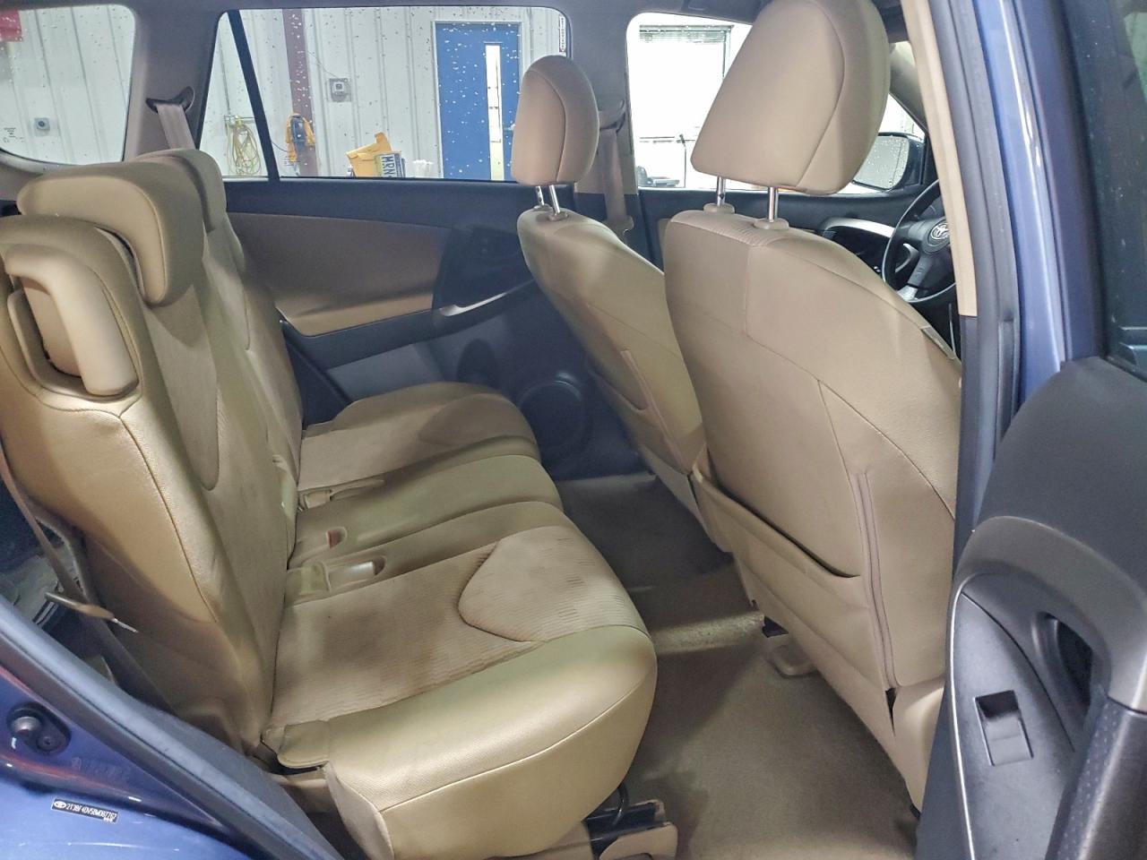 2011 TOYOTA RAV4 photo 11