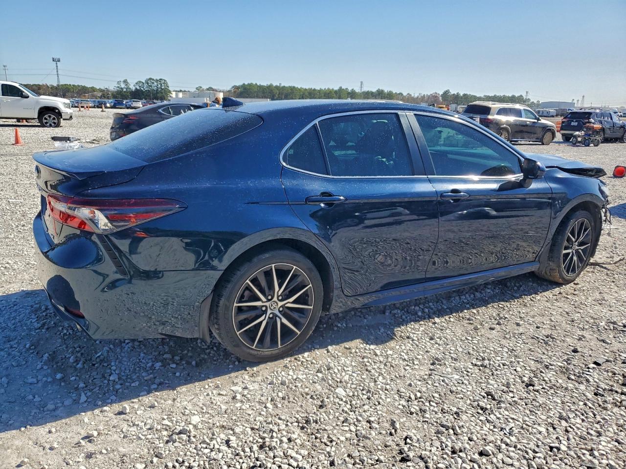 2021 TOYOTA CAMRY SE photo 3