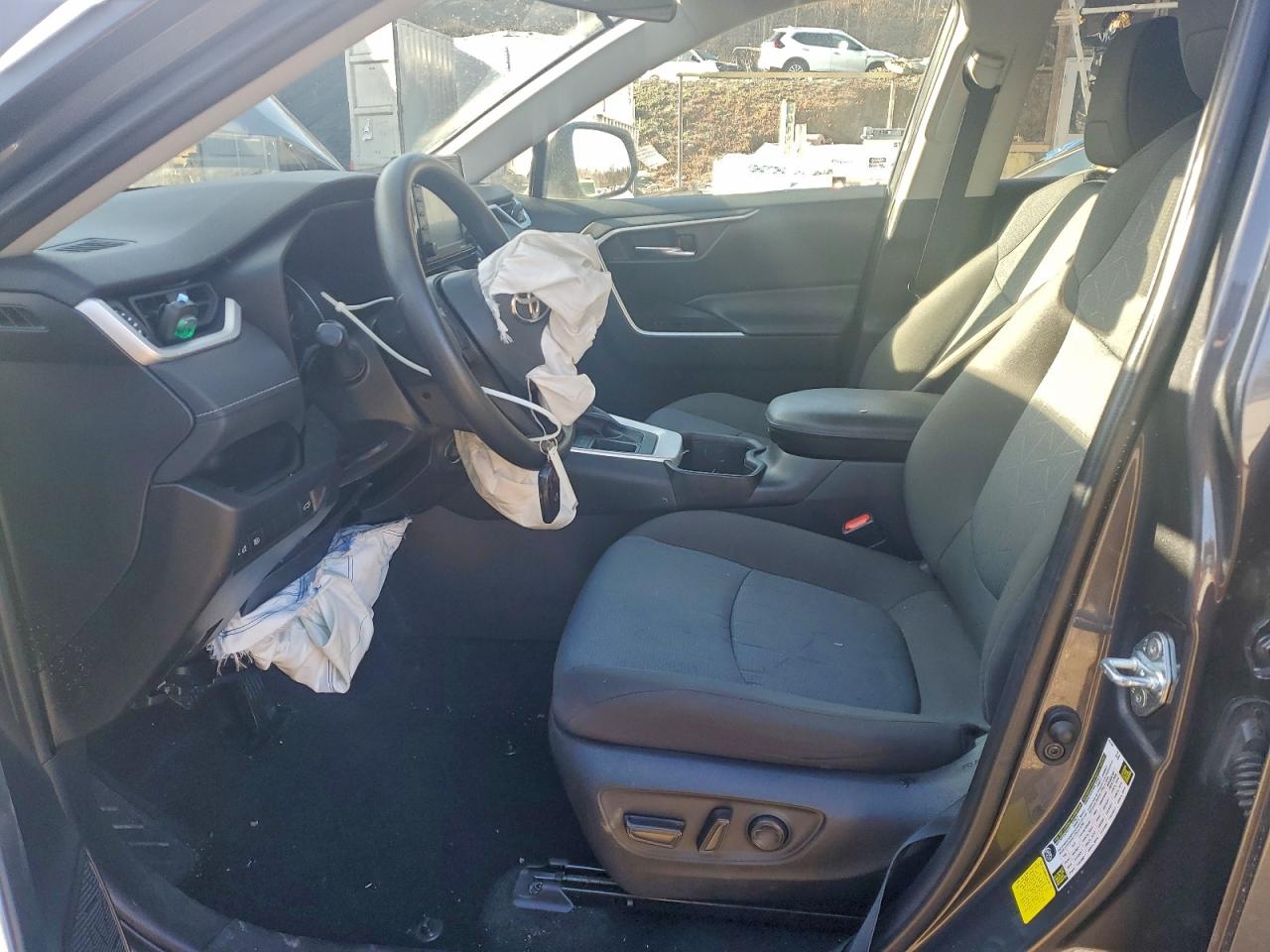 2022 TOYOTA RAV4 XLE photo 7