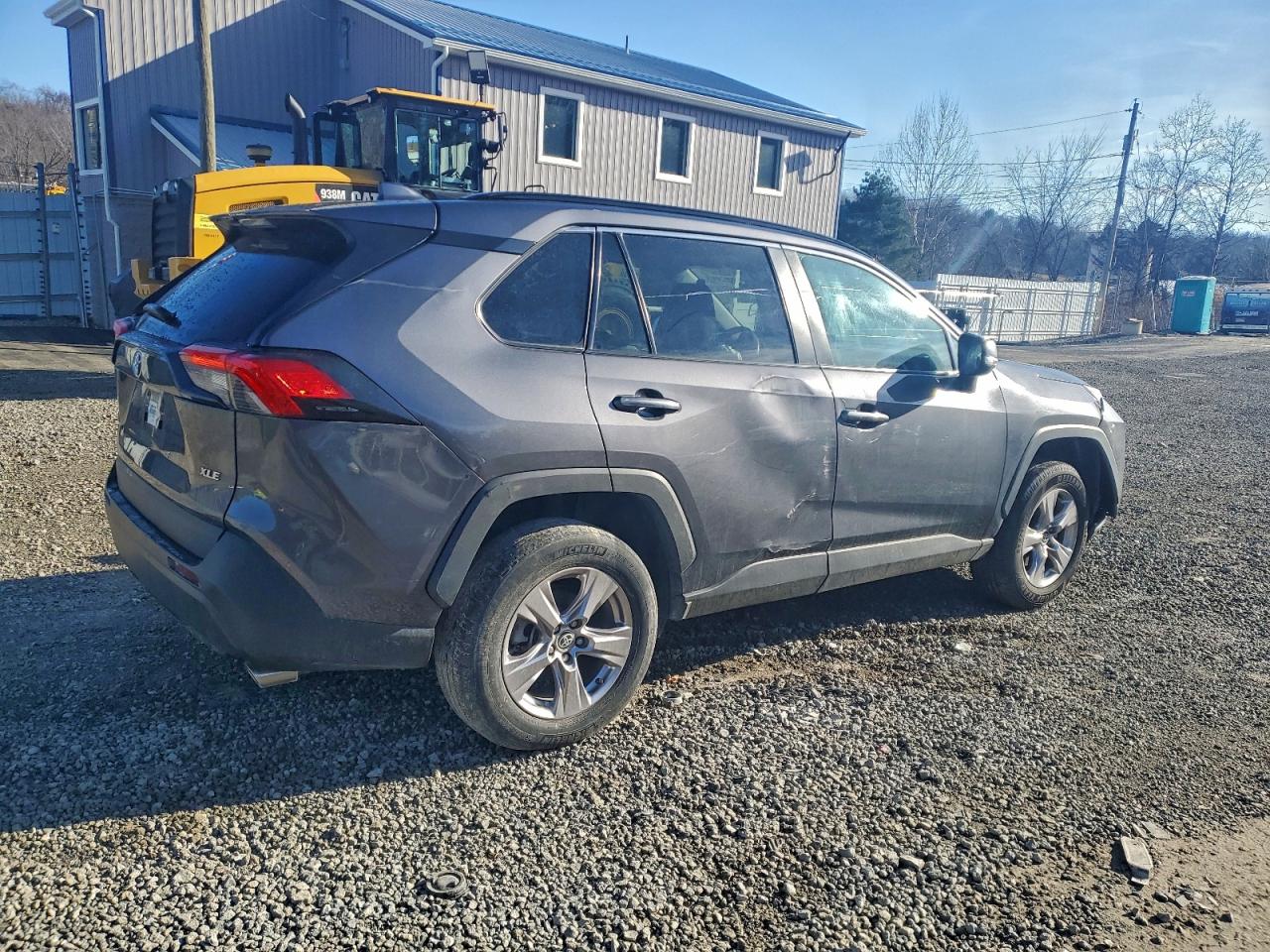2022 TOYOTA RAV4 XLE photo 3