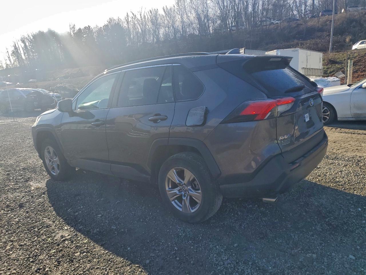 2022 TOYOTA RAV4 XLE photo 2