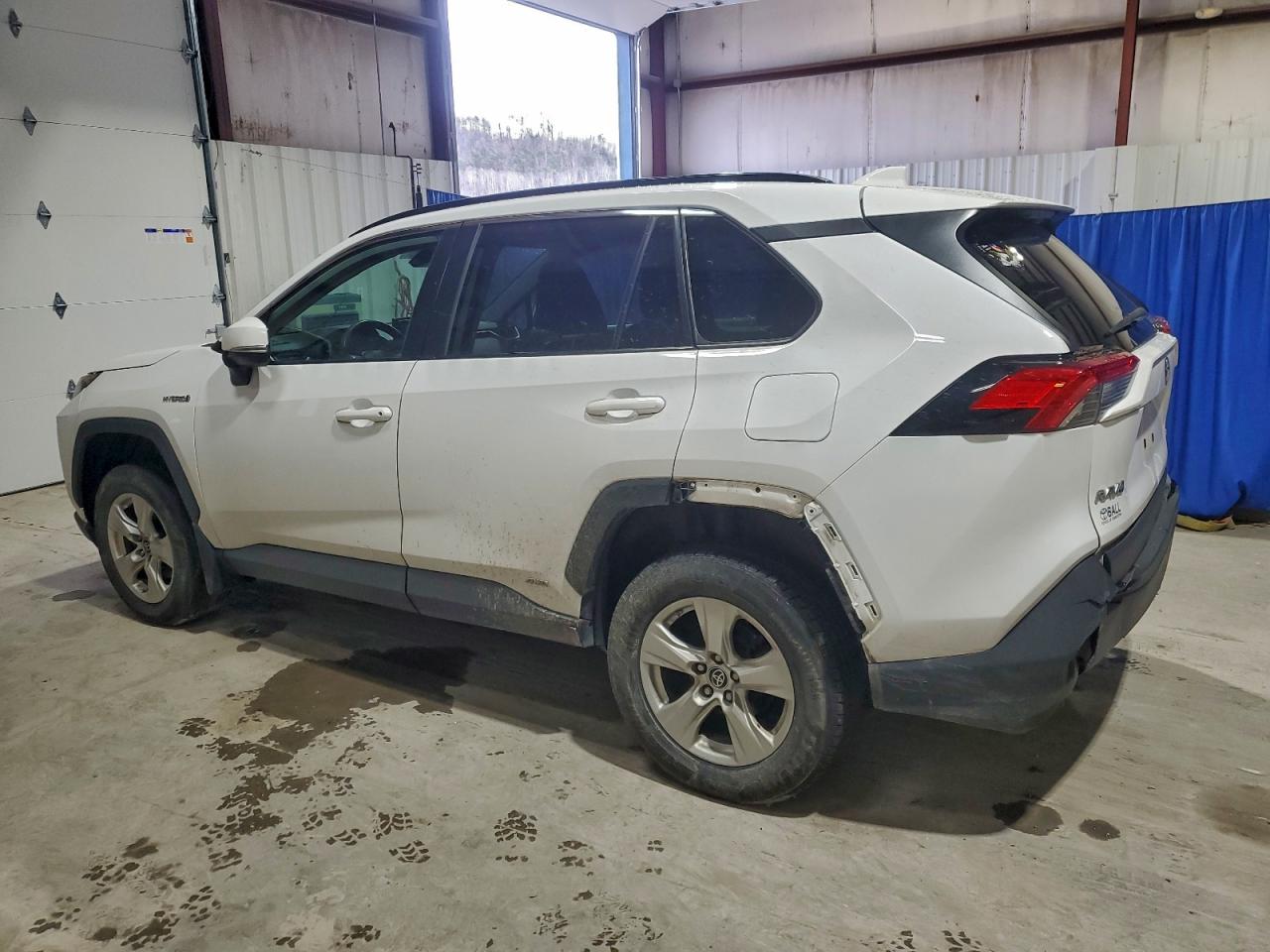 2021 TOYOTA RAV4 LE photo 2