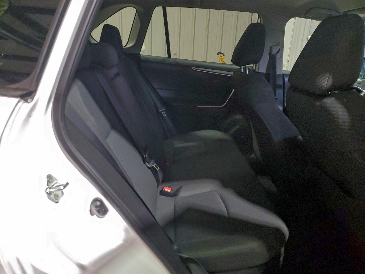 2021 TOYOTA RAV4 LE photo 11